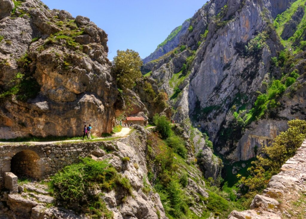 La Ruta del Cares: Senderismo entre Cañones