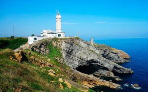 La ruta de los faros de Cantabria: un recorrido por la costa