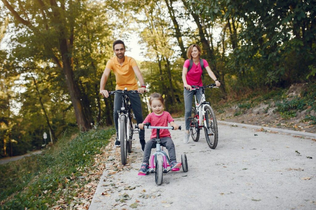 Familia en una ruta en bicicleta
