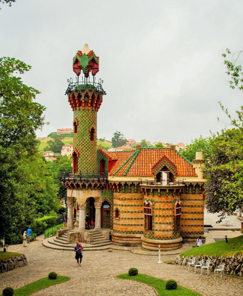 Razones por las cuales deberías visitar el Capricho de Gaudí en Comillas, Cantabria