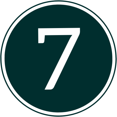 Encantadora fachada del albergue La Casa de Gandara con entorno rural.