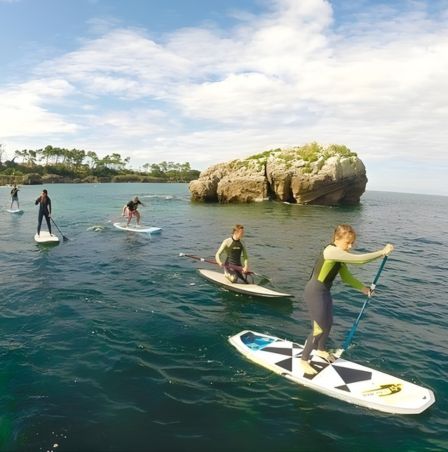 Paddle surf en la costa de Gandara en la playa de Albergue La Casa de Gandara.