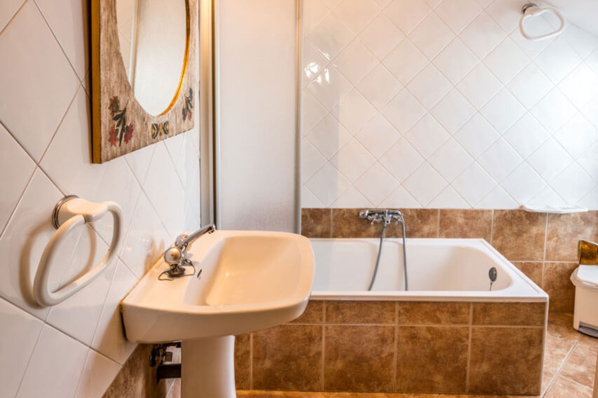 Baño amplio con bañera y lavabo en Albergue la Casa de Gandara.