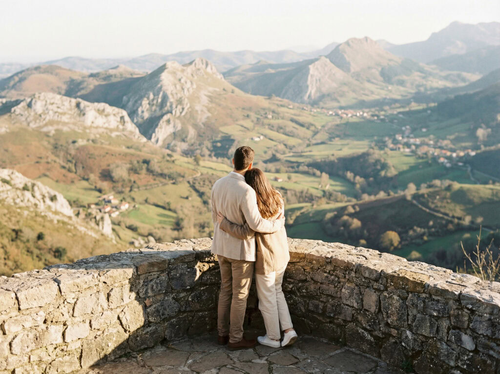 Pareja contemplando paisaje desde mirador de montaña en Cantabria