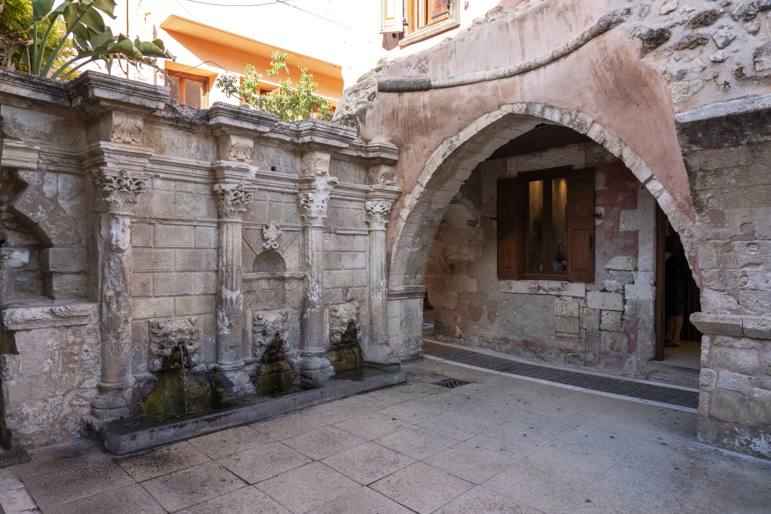 Claustro románico de la Colegiata de Santa Juliana en Santillana del Mar - arte románico Cantabria