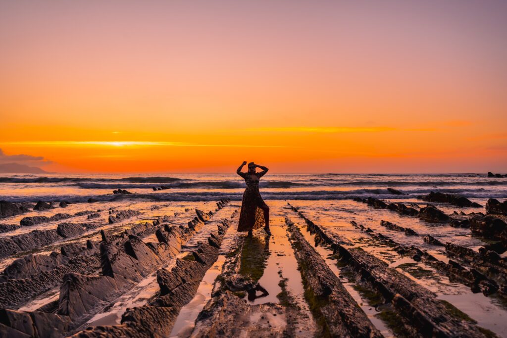 Fotógrafo con trípode capturando el amanecer en un prado de montaña en Cantabria - fototurismo primavera