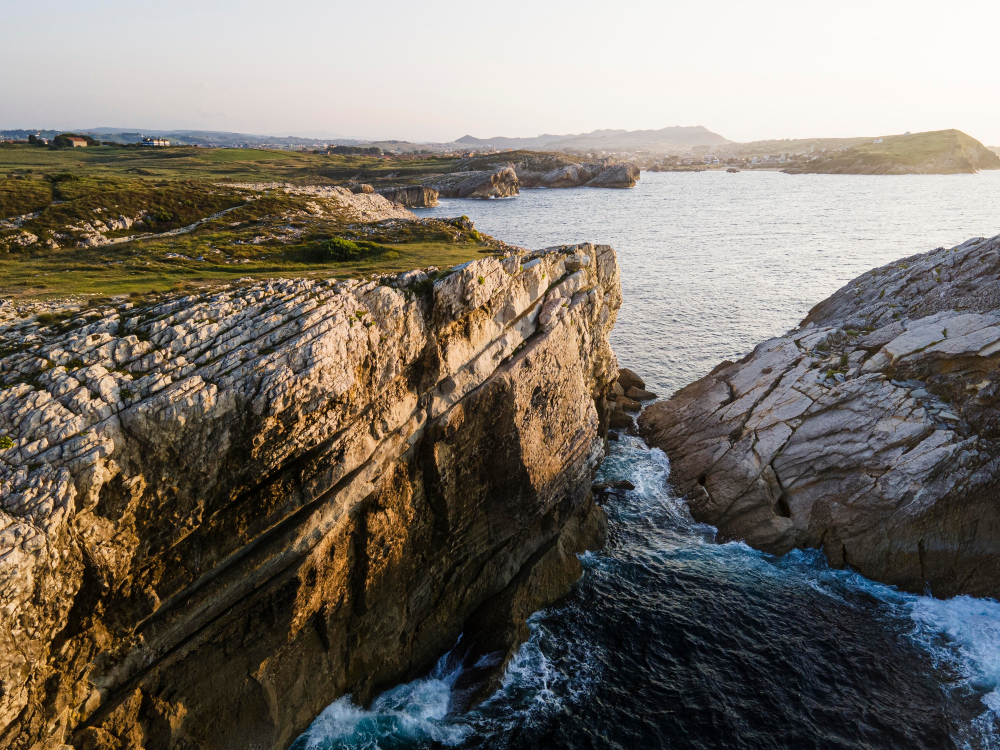 Vista panorámica de los acantilados del Parque Natural de Liencres en Cantabria - senderismo para principiantes