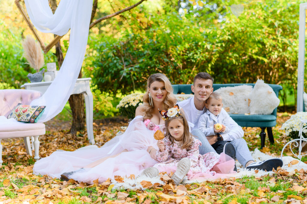 Familia celebrando una primera comunión en un jardín rural con montañas al fondo en Cantabria