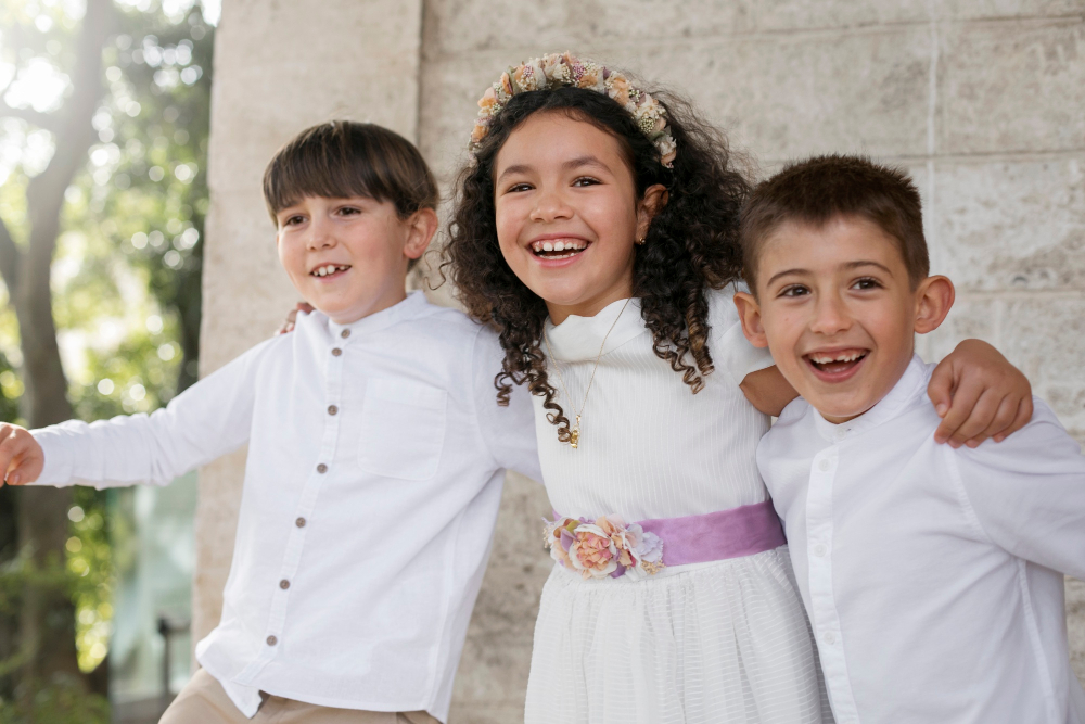 Niños jugando en una pradera durante una celebración de comunión rural en primavera en Cantabria