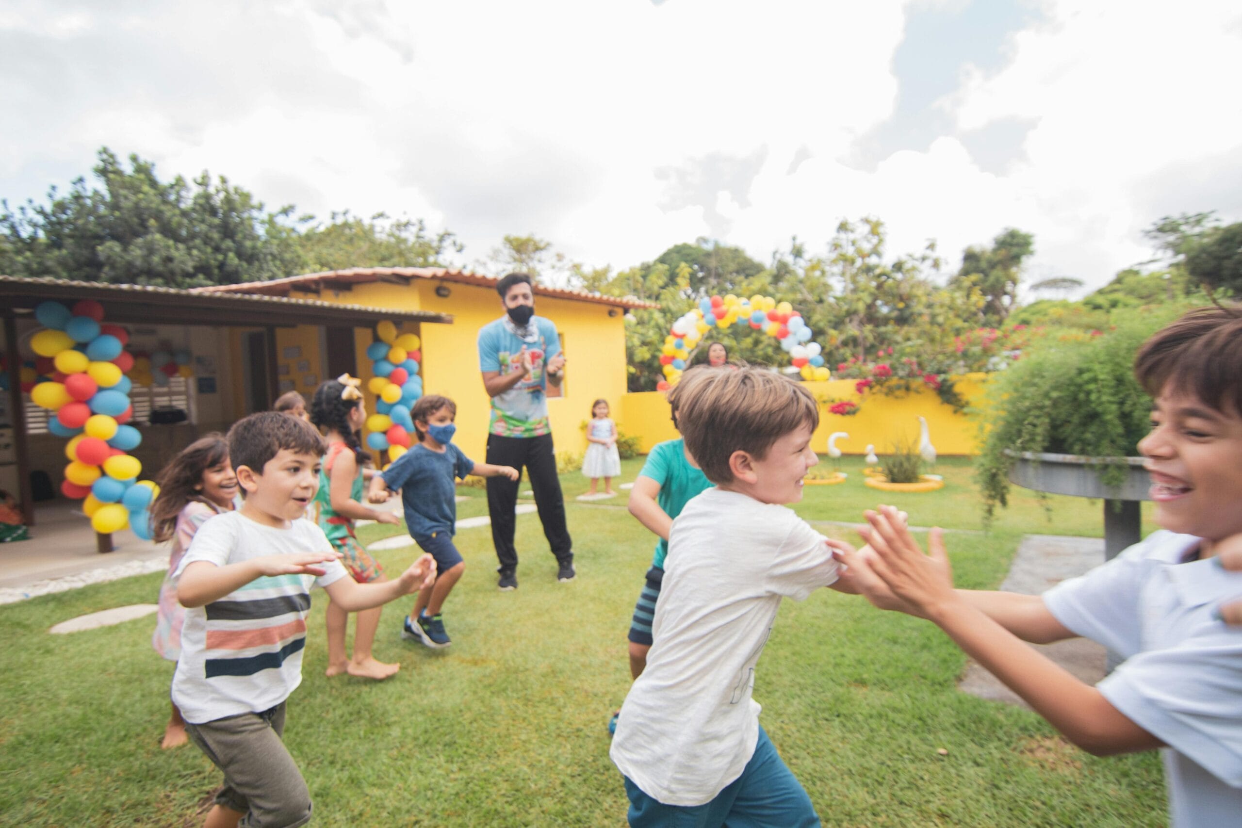 Celebración de cumpleaños infantil en Cantabria con juegos y diversión al aire libre.
