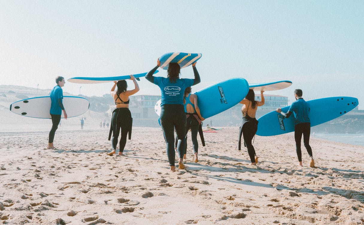 Escuela de surf en una playa de Cantabria con alumnos practicando
