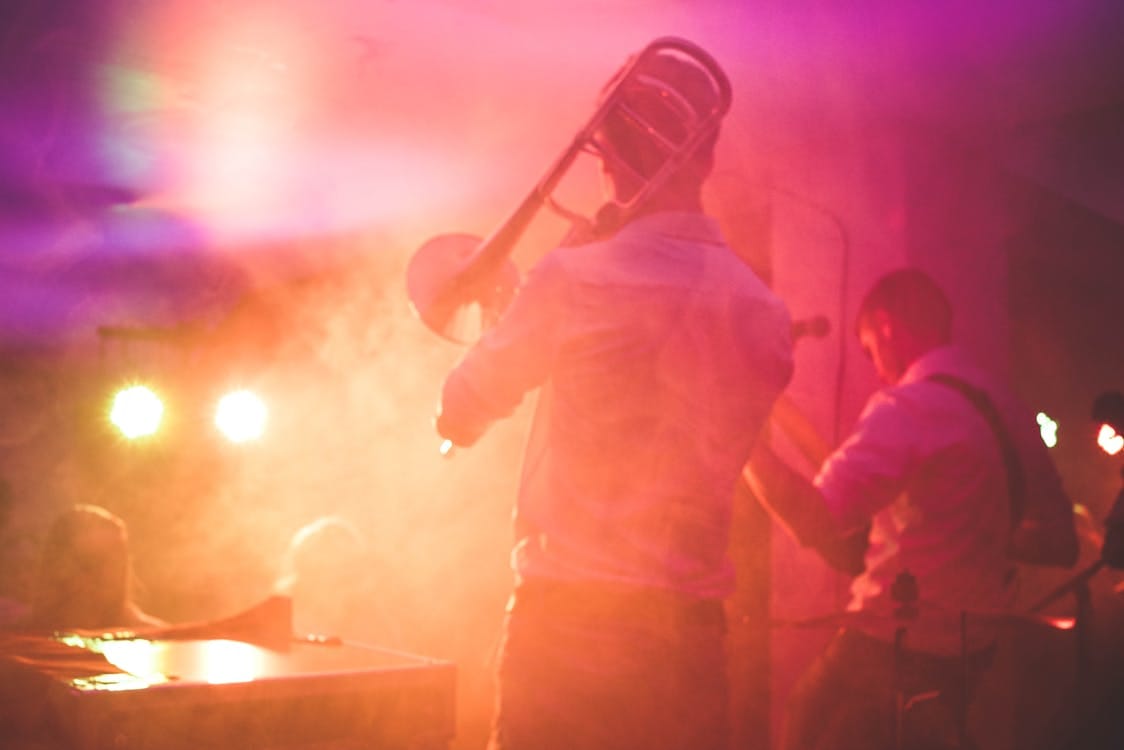 Músico de jazz tocando en directo en un festival de Cantabria
