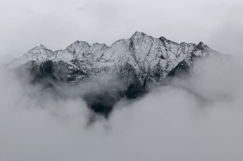 Montañas nevadas en invierno en Cantabria - senderismo meditativo