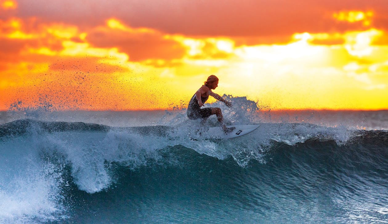 Olas perfectas para surf en la costa de Cantabria al atardecer