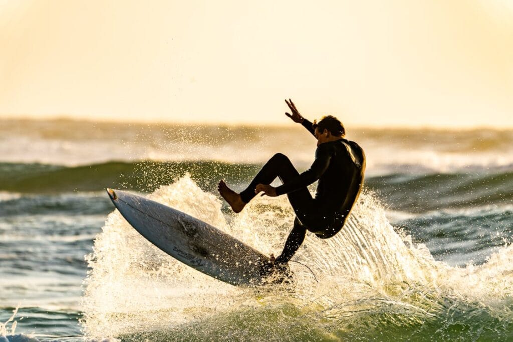 Surfista en las playas de Cantabria en mayo con olas perfectas
