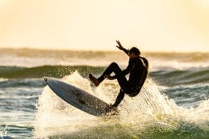 Surfista en las playas de Cantabria en mayo con olas perfectas