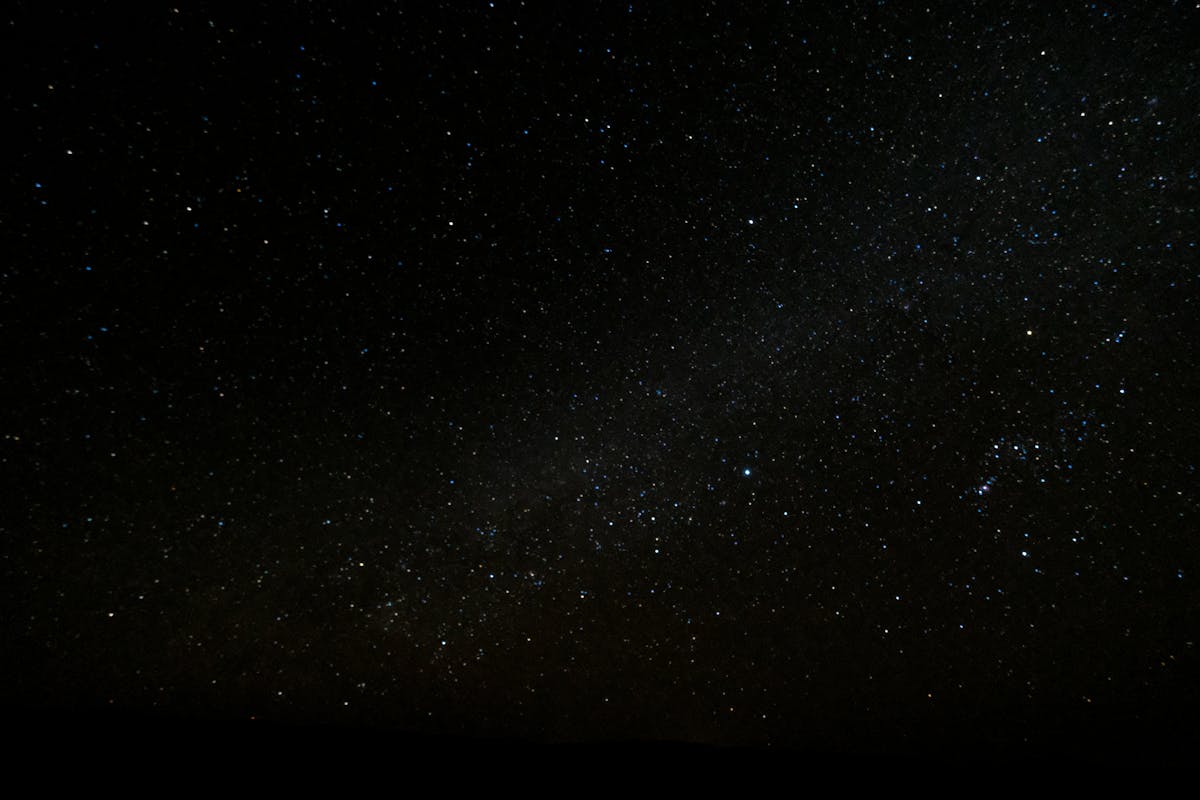 Constelaciones y cielo nocturno estrellado en Cantabria durante junio