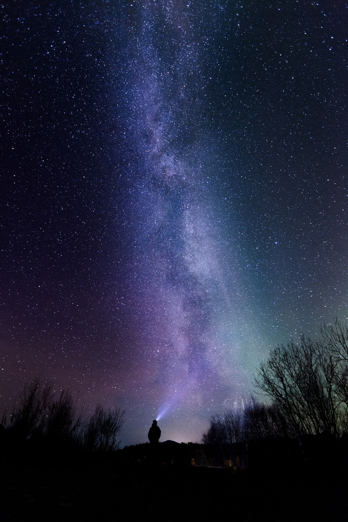 Grupo de personas observando estrellas en la naturaleza de Cantabria
