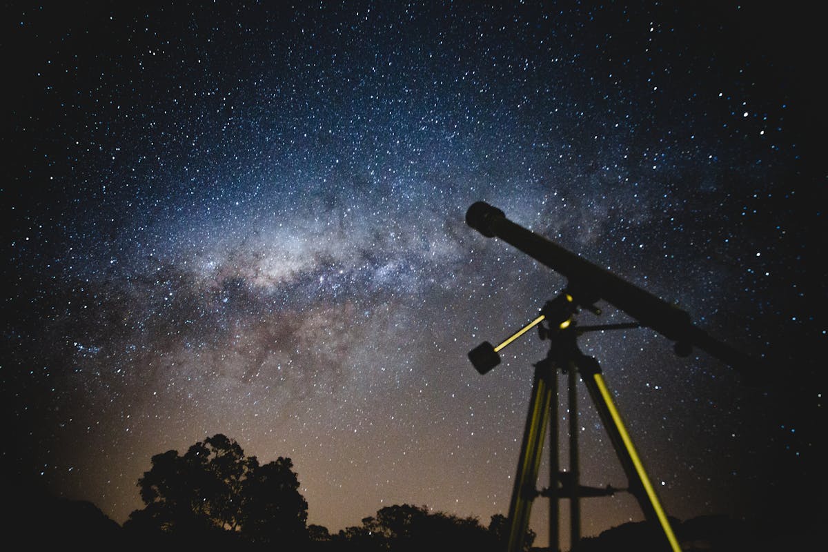 Telescopio para observación de estrellas en una noche despejada en Cantabria