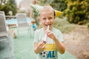 Cumpleaños infantil en primavera en Cantabria - niños celebrando fiesta en la naturaleza