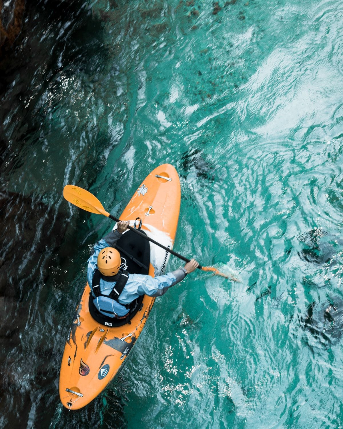 Descenso en kayak por río rodeado de naturaleza en Cantabria