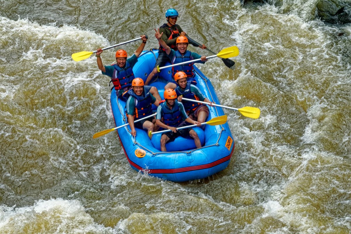 Grupo disfrutando de rafting en aguas vivas de Cantabria