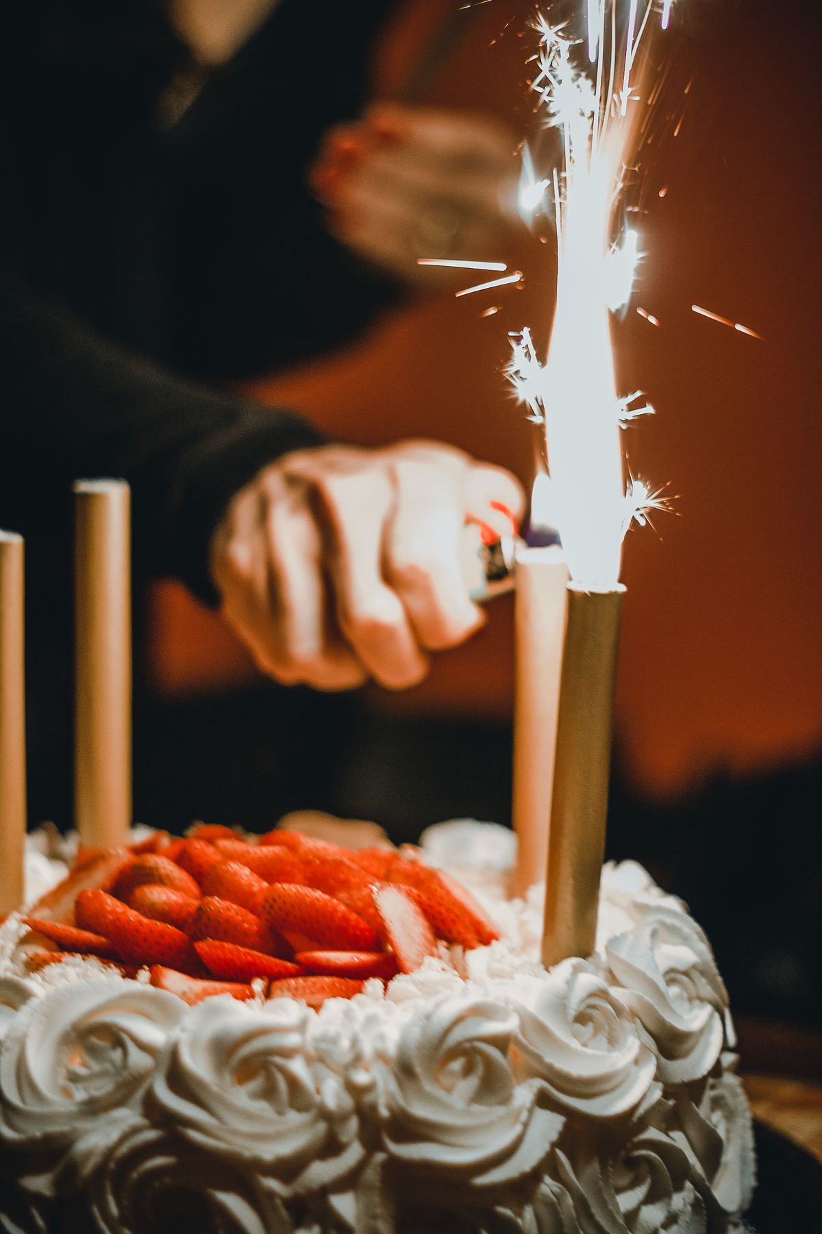 Tarta de cumpleaños artesanal para celebración infantil al aire libre