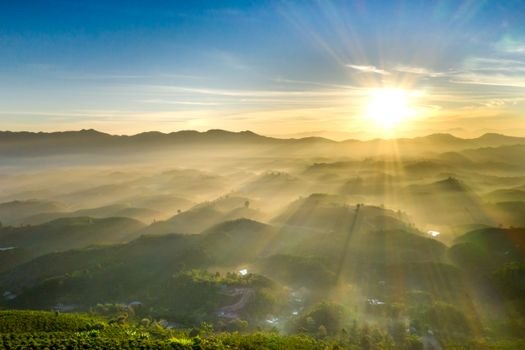 Amanecer sobre un valle de montaña en Cantabria ideal para retiros espirituales