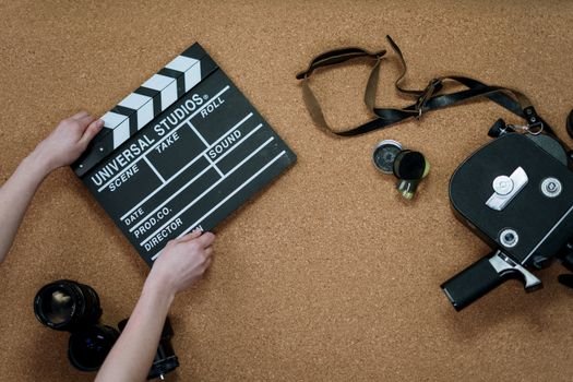 Cámara de cine vintage en un festival cinematográfico en Cantabria