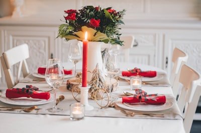 Cena de Navidad en familia con mesa festiva en Cantabria