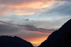 Atardecer en montañas de Cantabria para reflexión de cierre de año
