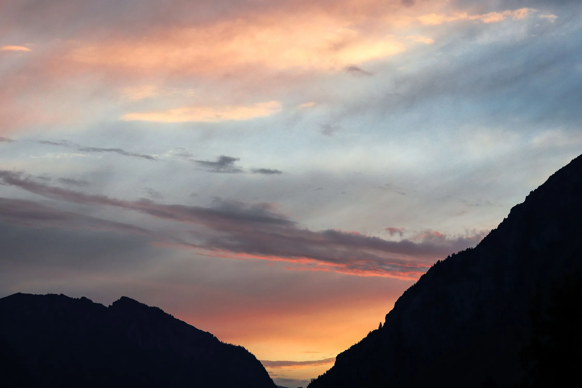 Atardecer en montañas de Cantabria para reflexión de cierre de año