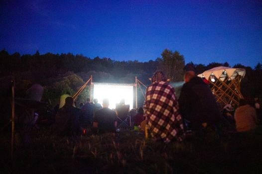 Festival de cine al aire libre con pantalla de proyección en Cantabria