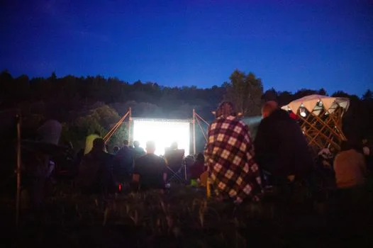 Festival de cine al aire libre con pantalla de proyección en Cantabria
