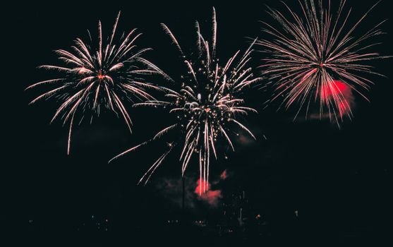 Fuegos artificiales en la noche de Fin de Año en Cantabria