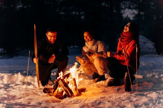 Grupo de amigos alrededor de una hoguera en una noche de invierno en Cantabria