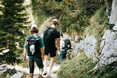 Grupo de amigos haciendo senderismo en verano en las montañas de Cantabria