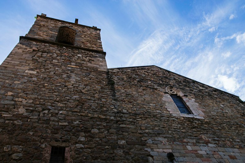 Iglesia románica de piedra, patrimonio histórico de Cantabria