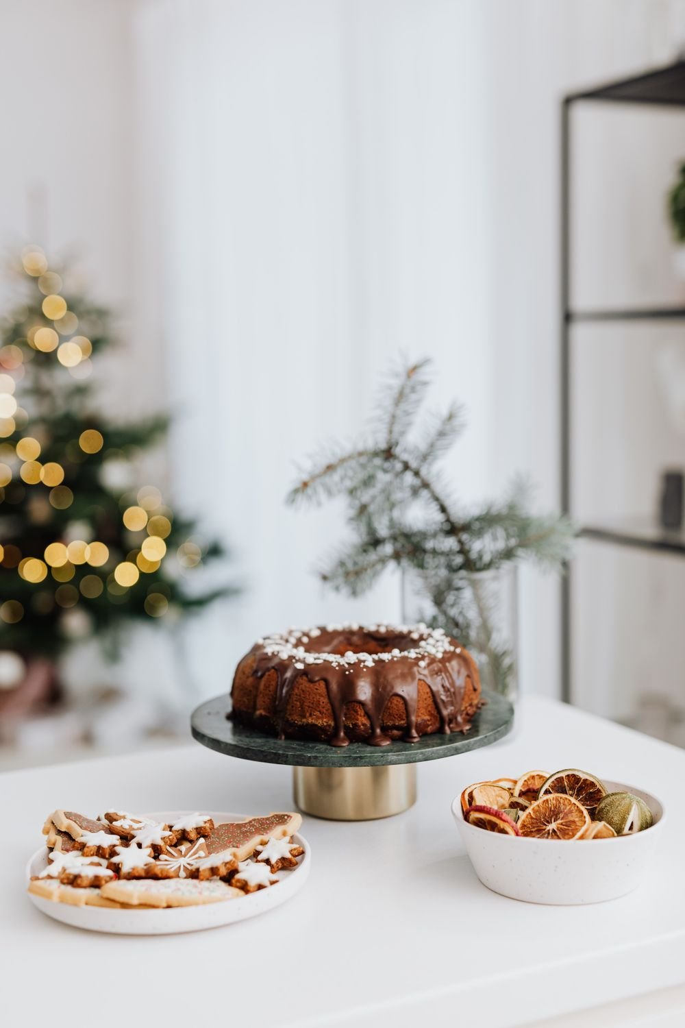Mesa de Navidad con decoración tradicional y platos festivos