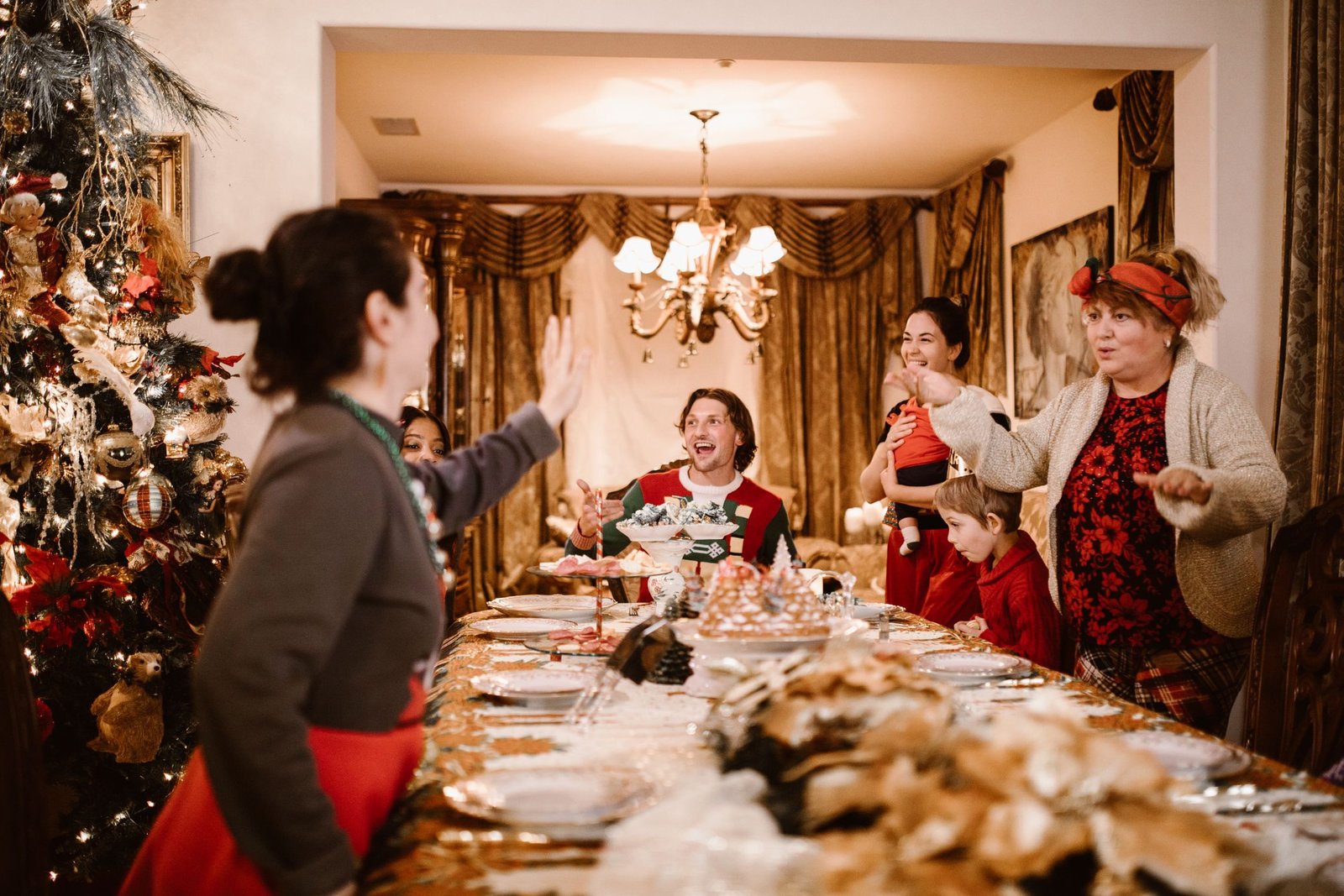 Cena de Nochebuena en familia con mesa decorada en Cantabria