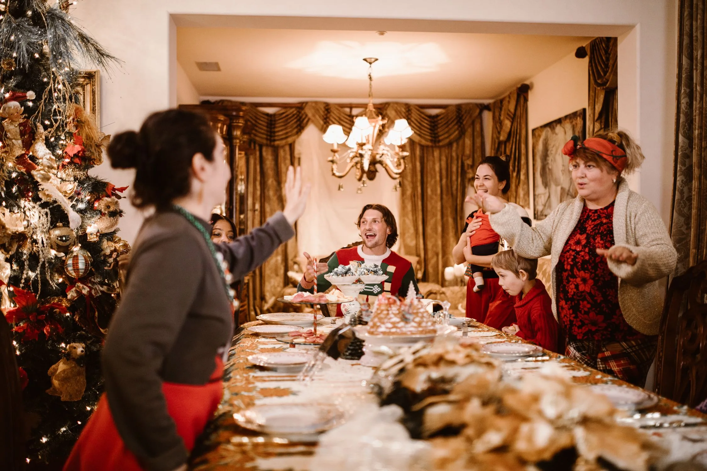 Cena de Nochebuena en familia con mesa decorada en Cantabria