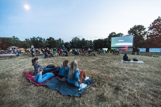 Público disfrutando de una película al aire libre en un festival de cine en Cantabria
