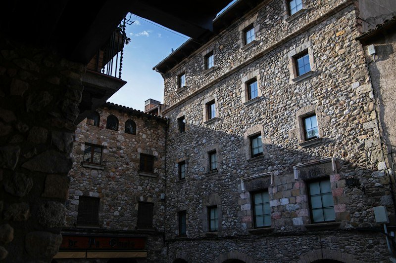 Calles empedradas de un pueblo histórico medieval en Cantabria