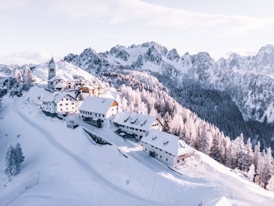 Pueblo nevado de montaña en invierno en Cantabria