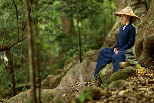 Persona meditando en la naturaleza durante un retiro espiritual de otoño