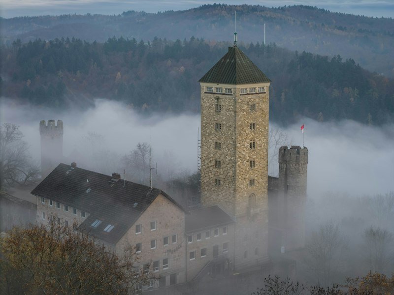 Torre medieval y fortaleza con vistas al paisaje cántabro