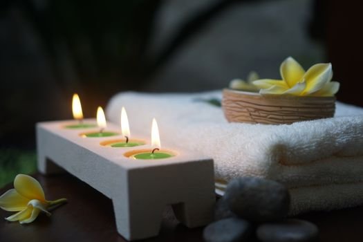 Velas y piedras zen en un espacio de retiro espiritual en Cantabria
