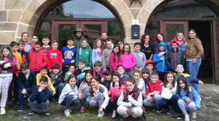 Archivo de grupo de niños y adultos en el albergue La Casa de Gandara, turismo familiar en la naturaleza. Escolares