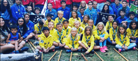 Grupo de jóvenes en actividades al aire libre en el Albergue la Casa de Gandara. campamento