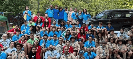 Grupo de turistas en Albergue la Casa de Gandara, rodeados de naturaleza y con ambiente acogedor. campamento foto